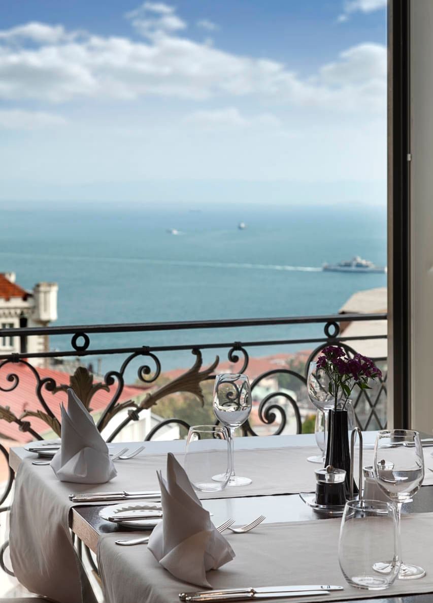 Arranged dining area in Gümüşsuyu Restaurant at CVK Park Prestige Suites Istanbul