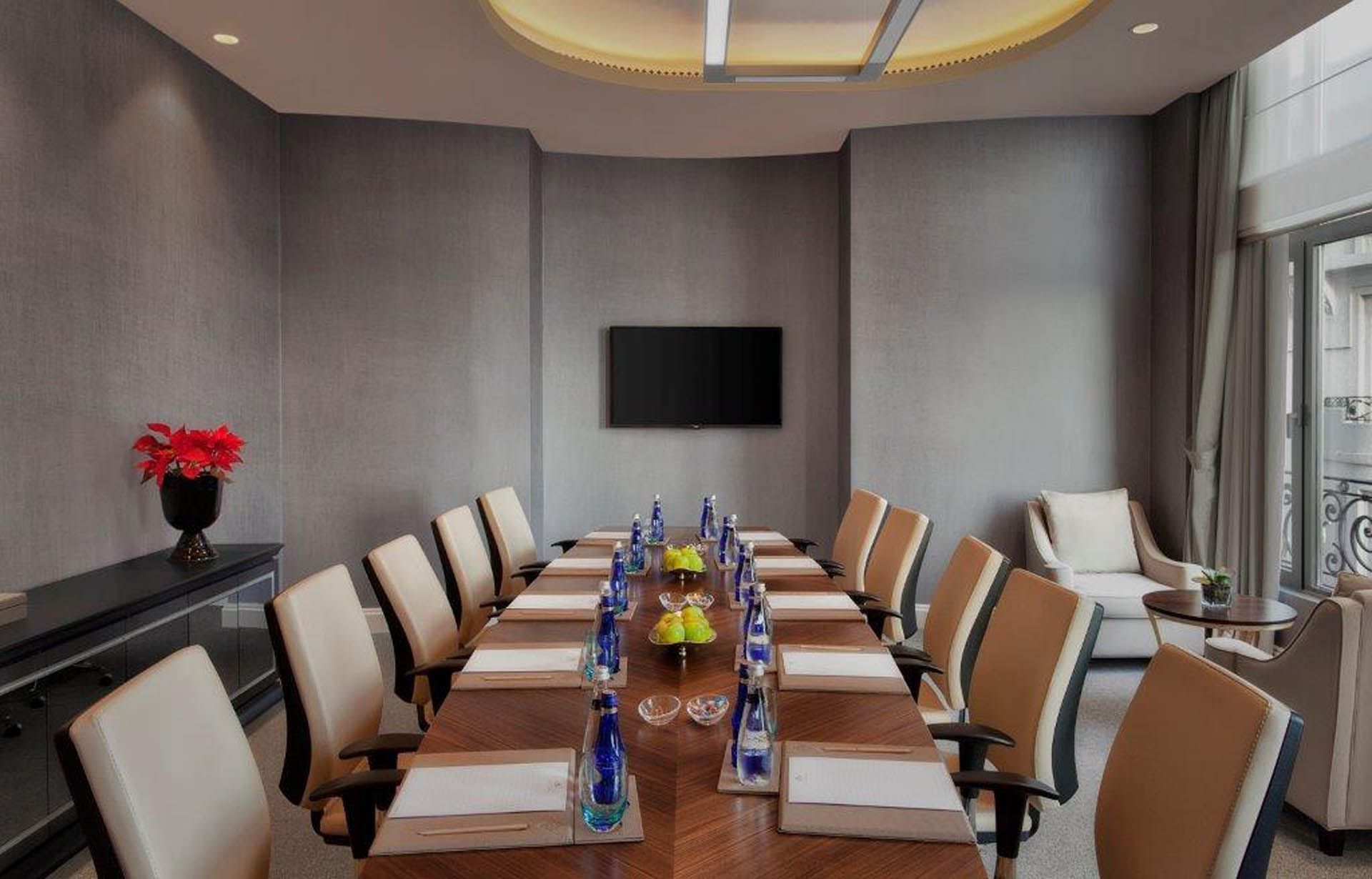 Evergreen Area dining space with wooden tables and chairs, surrounded by lush green at CVK Park Bosphorus Hotel Istanbul